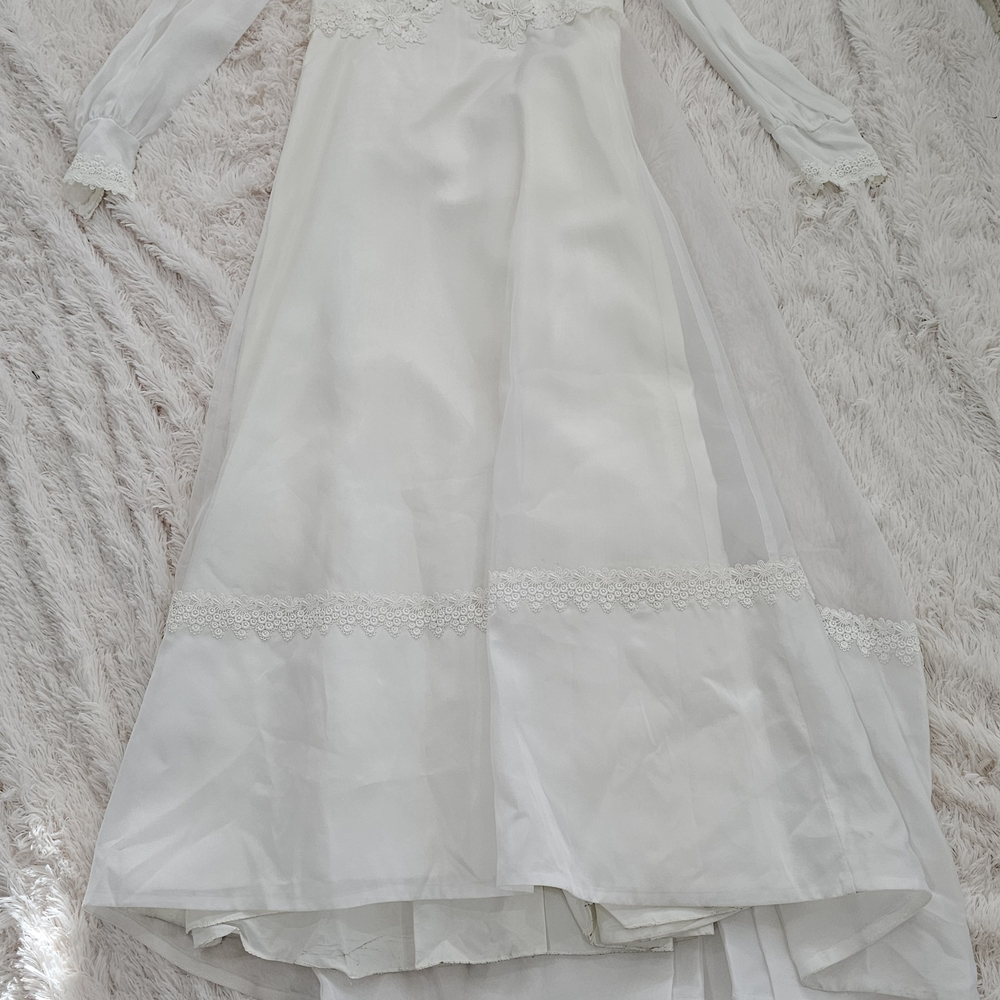 VTG WILLIAM CAHILL Elegant White Bridal Dress with Lace Trim